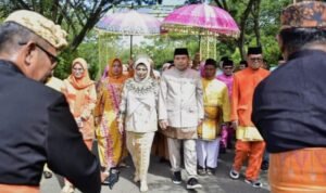 Penjagub Gorontalo Ismail Pakaya didampingi istri Fima Agustina saat diterima dengan tarian longgo atau tarian perang Gorontalo yang diiringi tabuhan genderang saat memasuki halaman Rudis Bupati Gorontalo Utara