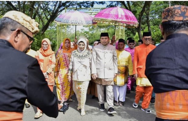 Penjagub Gorontalo Ismail Pakaya didampingi istri Fima Agustina saat diterima dengan tarian longgo atau tarian perang Gorontalo yang diiringi tabuhan genderang saat memasuki halaman Rudis Bupati Gorontalo Utara