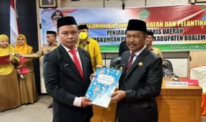 Penjabup Boalemo Sherman Moridu saat menyerahkan surat keputusan penjabat Sekda Boalemo kepada Supandra Nur, ST