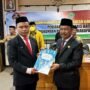 Penjabup Boalemo Sherman Moridu saat menyerahkan surat keputusan penjabat Sekda Boalemo kepada Supandra Nur, ST