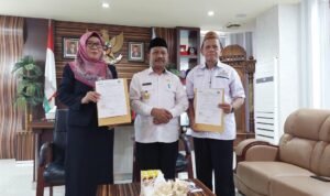 Pemkab Boalemo saat menerima dana CSR dari Bank SulutGo