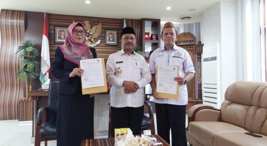 Pemkab Boalemo saat menerima dana CSR dari Bank SulutGo