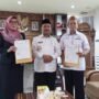 Pemkab Boalemo saat menerima dana CSR dari Bank SulutGo