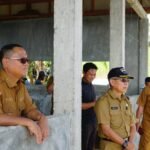 Bupati Thariq saat meninjau pekerjaan salter dan toilet di Bukit Dunu Ceria