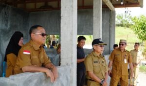 Bupati Thariq saat meninjau pekerjaan salter dan toilet di Bukit Dunu Ceria