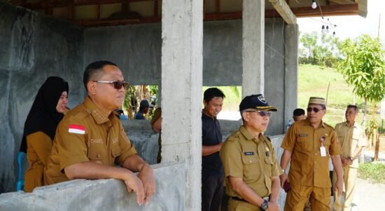 Bupati Thariq saat meninjau pekerjaan salter dan toilet di Bukit Dunu Ceria