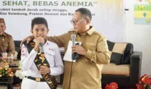 Bupati Thariq Modanggu bersama siswa penerima tablet tambah darah