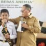 Bupati Thariq Modanggu bersama siswa penerima tablet tambah darah