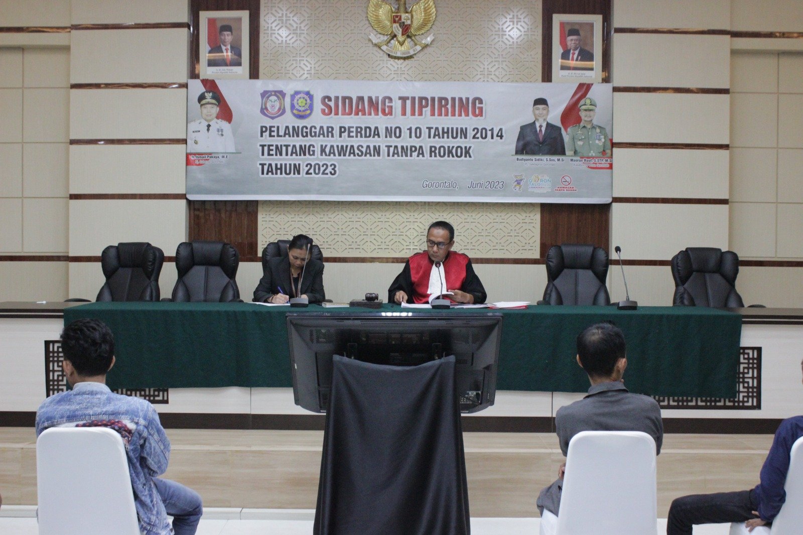 Satpol PP Melakukan Tuntutan Pelanggar Perda No 10 Tahun 2014