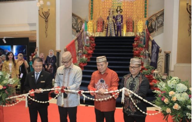 Pengguntingan pita oleh Menteri Pariwisata dan Ekonomi Kreatif (Menparekraf) RI Sandiaga Salahudin Uno didampingi Penjagub Gorontalo Ismail Pakaya pada pembukaan Discover Gorontalo di Hotel Borobudur, Jakarta