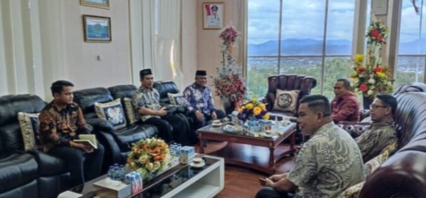 Kepala Kantor Kementerian Agama Provinsi Gorontalo Muflih B. Fattah dan jajarannya, saat melakukan pertemuan dengan Penjabat Gubernur Gorontalo Ismail Pakaya, di ruang Kerja Gubernuran