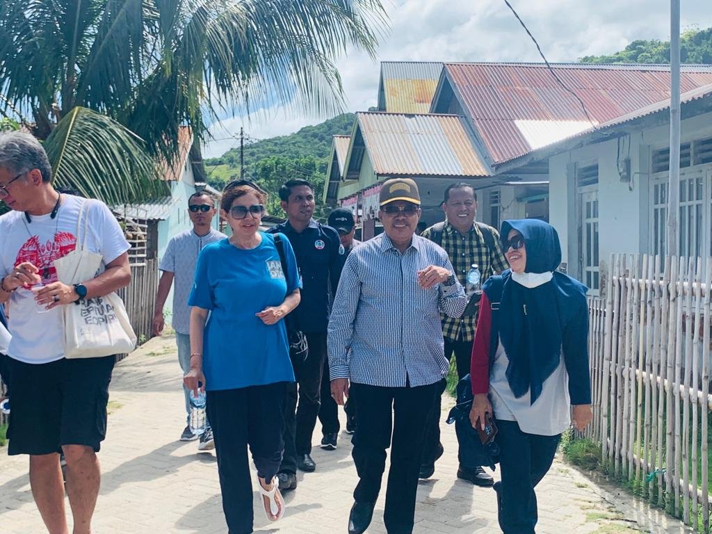 Paris Jusuf Ketua DPRD Provinsi Gorontalo Bersama Tim UNESCO dan kementerian pariwisata melakukan penilaian terhadap wisata The Hidden Gem (Geosite dan Culture) di Desa Biluhu Timur