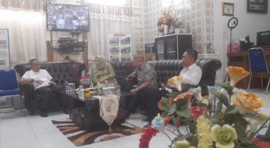 Aw Thalib Bersama Jajaran komisi I Melakukan Kunjungan ke SMA I dan 8