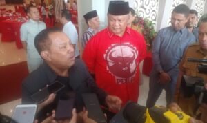 Ketua DPRD Provinsi Gorontalo Paris Jusuf Bersama Wakil Ketua DPRD Kris Wartabone dan Penjabat Gubernur usai kegiatan rapat fokopimda di perluas.