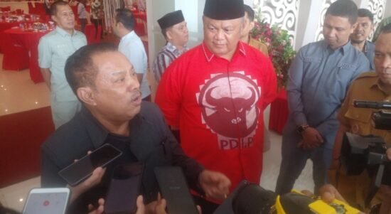 Ketua DPRD Provinsi Gorontalo Paris Jusuf Bersama Wakil Ketua DPRD Kris Wartabone dan Penjabat Gubernur usai kegiatan rapat fokopimda di perluas.