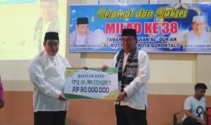 Adhan Dambea Menyerahkan Bantuan Dana Kepada Pengurus Taman Pengajian Alquran (TPQ) Al-Muttaqien, Kelurahan Siendeng, Kecamatan Hulonthalangi, Kota Gorontalo