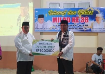 Adhan Dambea Menyerahkan Bantuan Dana Kepada Pengurus Taman Pengajian Alquran (TPQ) Al-Muttaqien, Kelurahan Siendeng, Kecamatan Hulonthalangi, Kota Gorontalo