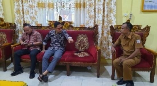 Irwan Mamesa Bersama anggota Deprov komisi I Melakukan Monitoring Pemilih Pemula Yang Berada di SMK Batudaa Kabupaten Gorontalo
