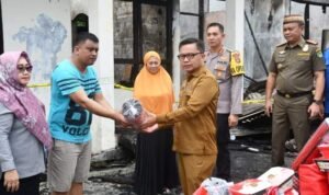 PJ sekda Boalemo Supandra Nur saat menyerahkan bantuan ke korban kebakaran