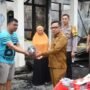 PJ sekda Boalemo Supandra Nur saat menyerahkan bantuan ke korban kebakaran