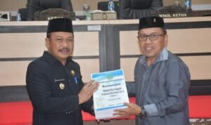Penyerahan dokumen sementara plafon anggaran tahun 2024 oleh Penjabat Bupati Boalemo Sherman Moeisu kepada Ketua DPRD Karyawan Eka Putra Noho