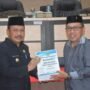 Penyerahan dokumen sementara plafon anggaran tahun 2024 oleh Penjabat Bupati Boalemo Sherman Moeisu kepada Ketua DPRD Karyawan Eka Putra Noho