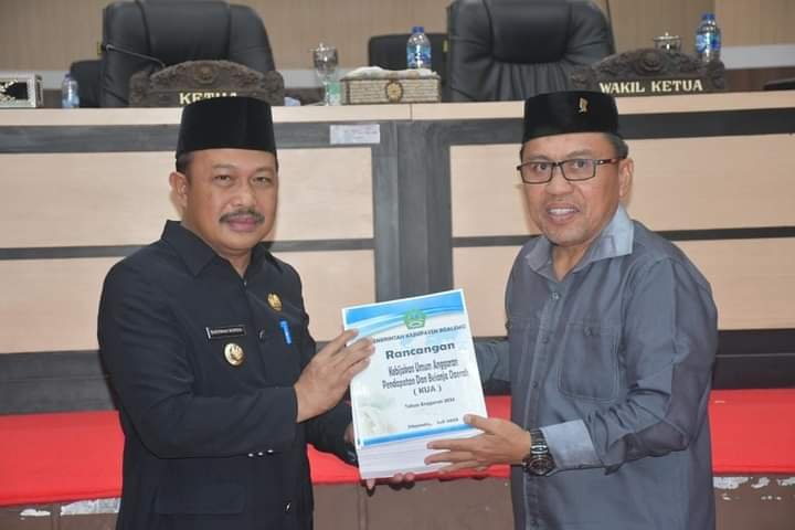 Penyerahan dokumen sementara plafon anggaran tahun 2024 oleh Penjabat Bupati Boalemo Sherman Moeisu kepada Ketua DPRD Karyawan Eka Putra Noho