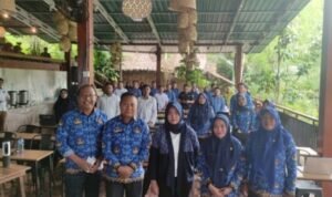 Foto bersama Kepala Bapppeda Sofian Ibrahim (kiri) bersama seluruh peserta yang mengikuti workshop finalisasi Inovasi Perangkat Daerah, di Bohulo Camp, Dulamayo