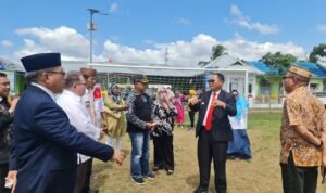 Bupati Gorontalo Utara Thariq Modanggu bersama sejumlah pejabat Gorut saat melakukan peninjauan lokasi upacara 17 Agustus di Desa Tolongio