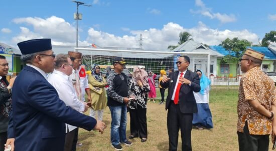 Bupati Gorontalo Utara Thariq Modanggu bersama sejumlah pejabat Gorut saat melakukan peninjauan lokasi upacara 17 Agustus di Desa Tolongio