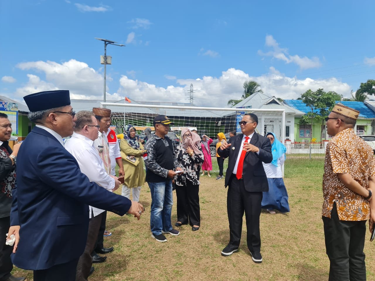 Bupati Gorontalo Utara Thariq Modanggu bersama sejumlah pejabat Gorut saat melakukan peninjauan lokasi upacara 17 Agustus di Desa Tolongio