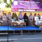 Penjagub Ismail memberikan sambutan pada pelepasan lomba gerak jalan syar’i di Jalan Nani Wartabone, Kota Gorontalo