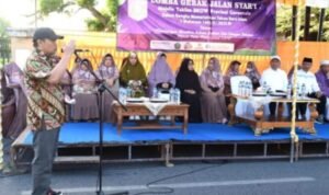 Penjagub Ismail memberikan sambutan pada pelepasan lomba gerak jalan syar’i di Jalan Nani Wartabone, Kota Gorontalo