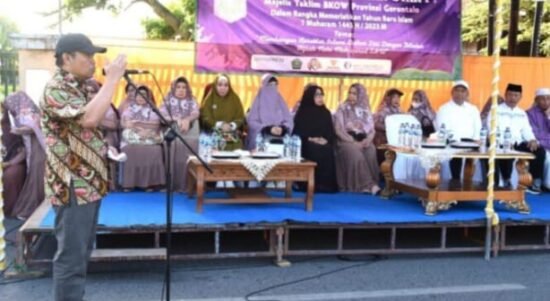 Penjagub Ismail memberikan sambutan pada pelepasan lomba gerak jalan syar’i di Jalan Nani Wartabone, Kota Gorontalo