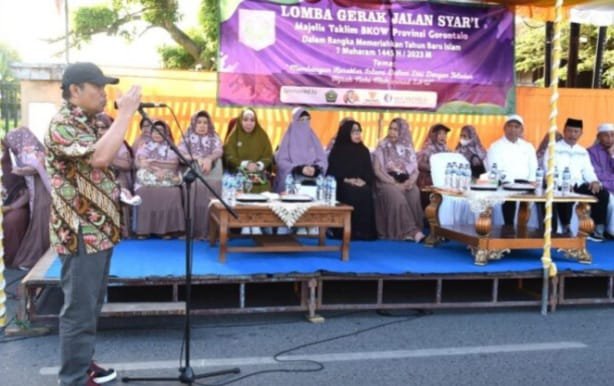 Penjagub Ismail memberikan sambutan pada pelepasan lomba gerak jalan syar’i di Jalan Nani Wartabone, Kota Gorontalo