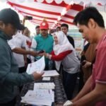 Salaeh seorang petugas saat sedang mengoperasikan website sihalal. website tersebut untuk mengurusi sertifikat halal bagi seluruh pelaku UMKM. Pengurus sertifikat halal ini hadir di sela-sela pelaksanaan CFD