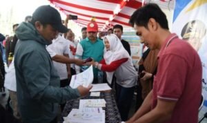 Salaeh seorang petugas saat sedang mengoperasikan website sihalal. website tersebut untuk mengurusi sertifikat halal bagi seluruh pelaku UMKM. Pengurus sertifikat halal ini hadir di sela-sela pelaksanaan CFD