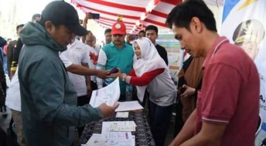 Salaeh seorang petugas saat sedang mengoperasikan website sihalal. website tersebut untuk mengurusi sertifikat halal bagi seluruh pelaku UMKM. Pengurus sertifikat halal ini hadir di sela-sela pelaksanaan CFD