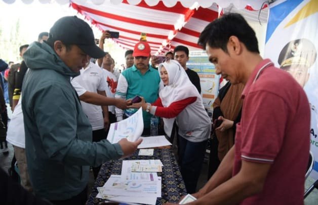 Salaeh seorang petugas saat sedang mengoperasikan website sihalal. website tersebut untuk mengurusi sertifikat halal bagi seluruh pelaku UMKM. Pengurus sertifikat halal ini hadir di sela-sela pelaksanaan CFD