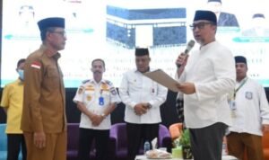 Foto Penjabat Sekda Provinsi Gorontalo, Budiyanto Sidiki (kanan), menerima jemaah haji Kloter 26 UPG di Asrama Embarkasi Haji Antara