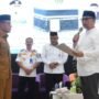 Foto Penjabat Sekda Provinsi Gorontalo, Budiyanto Sidiki (kanan), menerima jemaah haji Kloter 26 UPG di Asrama Embarkasi Haji Antara