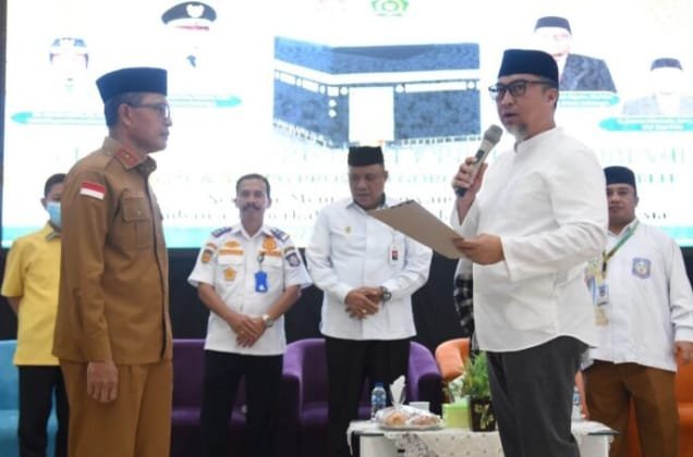 Foto Penjabat Sekda Provinsi Gorontalo, Budiyanto Sidiki (kanan), menerima jemaah haji Kloter 26 UPG di Asrama Embarkasi Haji Antara