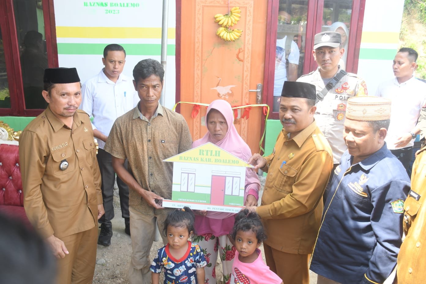 Pj Bupati Boalemo Sherman Moridu saat meresmikan rumah layak huni