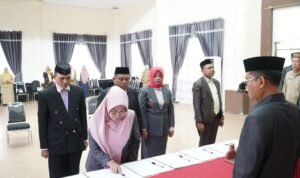 Bupati Gorontalo Utara Thariq Modanggu saat melantik pejabat Gorut