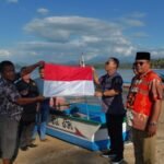 Pembagian Bendera Merah Putih Kepada Nelayan Oleh Bupati Gorontalo Utara Thariq Modanggu