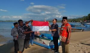 Pembagian Bendera Merah Putih Kepada Nelayan Oleh Bupati Gorontalo Utara Thariq Modanggu