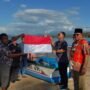 Pembagian Bendera Merah Putih Kepada Nelayan Oleh Bupati Gorontalo Utara Thariq Modanggu