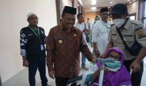 Pj Bupati Boalemo Sherman Moridu saat menyambut kedatangan jemaah haji asal kabupaten Boalemo