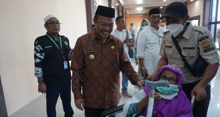 Pj Bupati Boalemo Sherman Moridu saat menyambut kedatangan jemaah haji asal kabupaten Boalemo