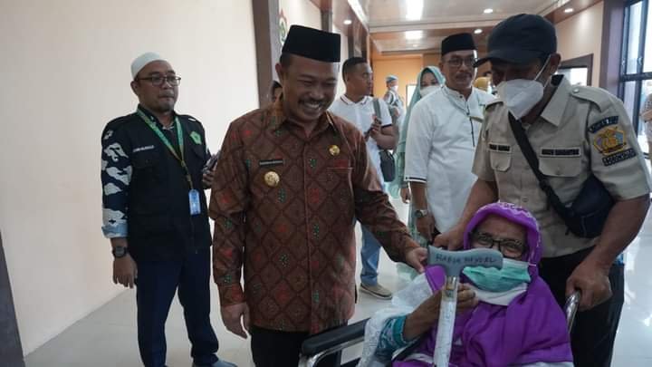 Pj Bupati Boalemo Sherman Moridu saat menyambut kedatangan jemaah haji asal kabupaten Boalemo